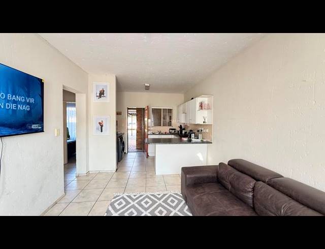 2 BEDROOM APARTMENT FOR SALE IN HEUWELSIG ESTATE